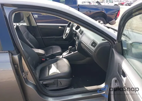 2014 Volkswagen Jetta 1.8T Se z USA, uszkodzony, nr VIN 3VWD17AJ2EM240165